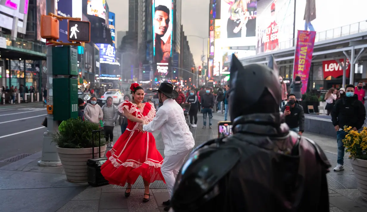 Para penari tampil di Times Square, New York, Amerika Serikat (AS) (12/12/2020). Total kasus COVID-19 di AS menembus angka 16 juta pada Sabtu (12/12), menurut Center for Systems Science and Engineering (CSSE) di Universitas Johns Hopkins. (Xinhua/Michael Nagle)