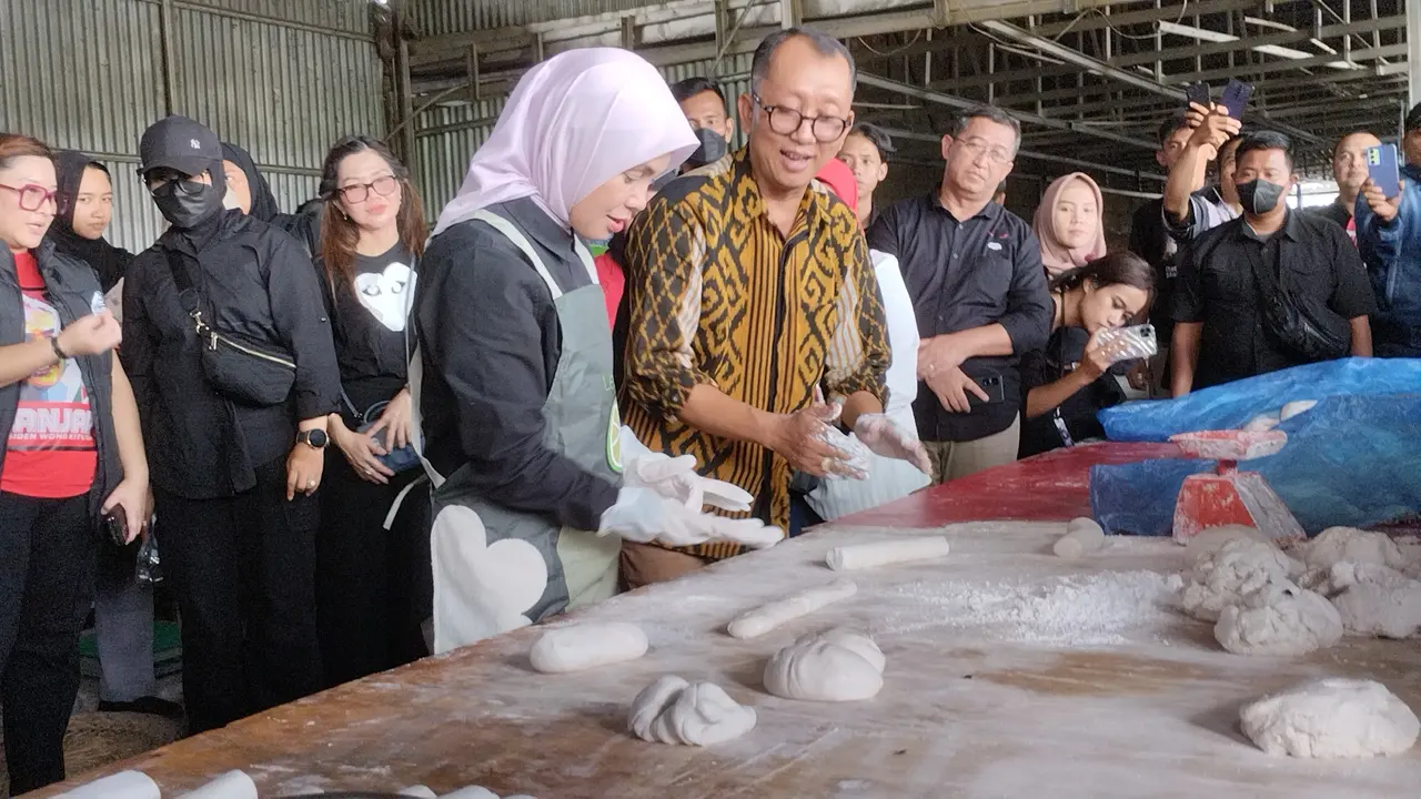 Istri Ganjar Pranowo, Siti Atikoh mengunjungi pabrik Kerupuk Kemplang Cap Limo Iwak di Talang Buluh, Talang Kelapa, Palembang,