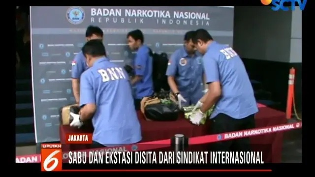 Dalam gelar perkara di markas BNN, Cawang, Jakarta Timur, petugas memamerkan 30 kilogram sabu asal Negeri Jiran Malaysia yang diselundupkan melalui perairan Selat Malaka.