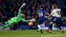 Kiper Chelsea, Willy Caballero menepis tendangan striker Tottenham Hotspur, Harry Kane dalam lanjutan ajang Liga Inggris di Stamford Bridge, Rabu (26/2). Tampil sebagai tuan rumah, Chelsea mengalahkan Tottenham Hotspur dengan skor 2-0. (Glyn KIRK / AFP)