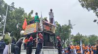 Massa buruh menyampaikan sejumlah tuntutan terkait kenaikan Upah Minimum Provinsi (UMP) DKI Jakarta kepada Penjabat (Pj) Gubernur Heru Budi Hartono. (Foto:Liputan6/Winda Nelfira)