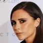 Selebriti dunia yang paling terkenal dengan karakternya yang jarang tersenyum adalah Victoria Beckham. Setelah masuk dalam dunia fashion, mantan personel Spice Girl itu selalu menciptakan sosok wajah yang dingin dan kaku. (AFP Photo)