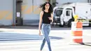 Skinny jeans. Model celana jeans ini dianggap sudah ketinggalan zaman. Jeans lurus yang santai justru lebih mudah dipakai dan cenderung cocok untuk segala jenis tubuh. Foto: HuffPost.