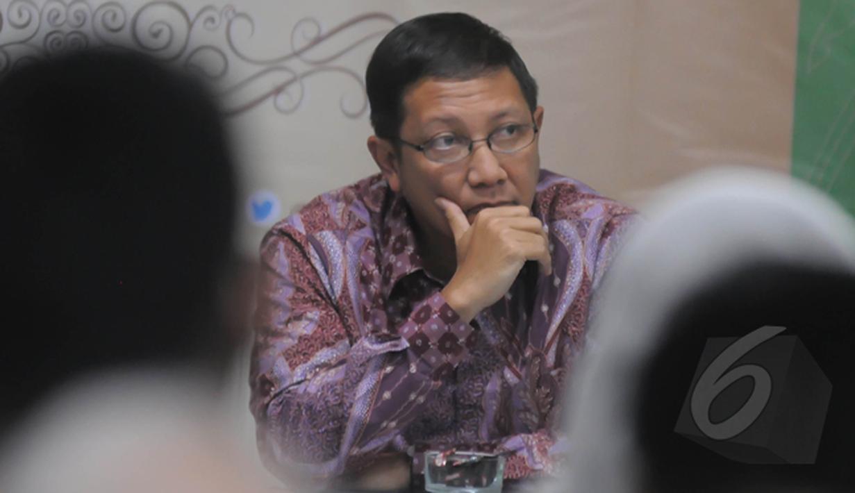 Menteri Agama RI Lukman Hakim Saifuddin saat menjadi pembicara di seminar fikih kebhinnekaan dengan tema "Fikih dan Tantangan Kepimpinan dalam Masyarakat Majemuk" di Hotel Alia, Jakarta, Selasa (24/2/2015). (Liputan6.com/Herman Zakharia)