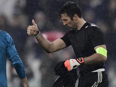 Kiper Juventus, Gianluigi Buffon (kanan) memberikan pujian khusus untuk Cristiano Ronaldo usai leg pertama Liga Champions di Allianz Stadium, Turin, (3/4/2018). Ronaldo mencetak dua gol ke gawang Juventus. (AFP/Javier Soriano)
