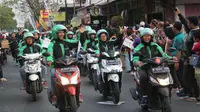 Ratusan pengemudi Grab Bike Malang yang meramaikan kirab obor Asian Games 2018 mendapat sambutan hangat dari masyarakat kota Malang.