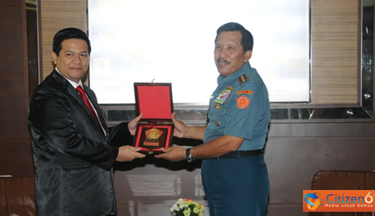 Citizen6, Jakarta: Di masa mendatang antara TNI dan KPU direncanakan akan mengadakan MoU di dalam SPK. Sebagai kenang-kenangan, Panglima TNI memberikan sebuah Plakat TNI kepada Ketua KPU. (Pengirim: Badarudin Bakri).