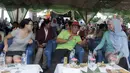 Bupati Kepulauan Seribu Tri Djoko Sri Margianto (tengah) bersama perwakilan dari pemerintah Kanada menyaksikan "Tidung Festival 2015" di Pulau Tidung, Kepulauan Seribu, Jakarta, Sabtu (7/3/2015). (Liputan6.com/Andrian M Tunay)