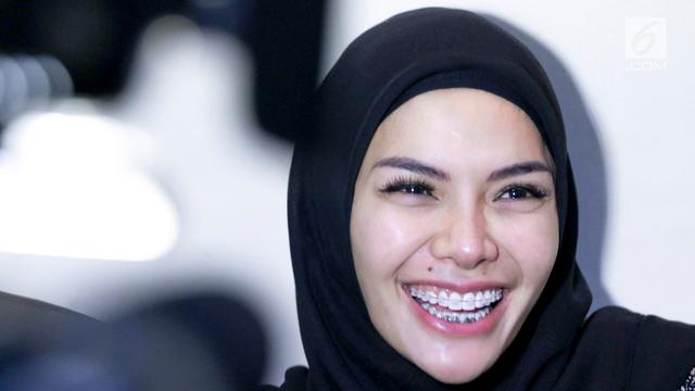 Hadiri Sidang Isbat, Nikita Mirzani Kenakan Jilbab Hitam