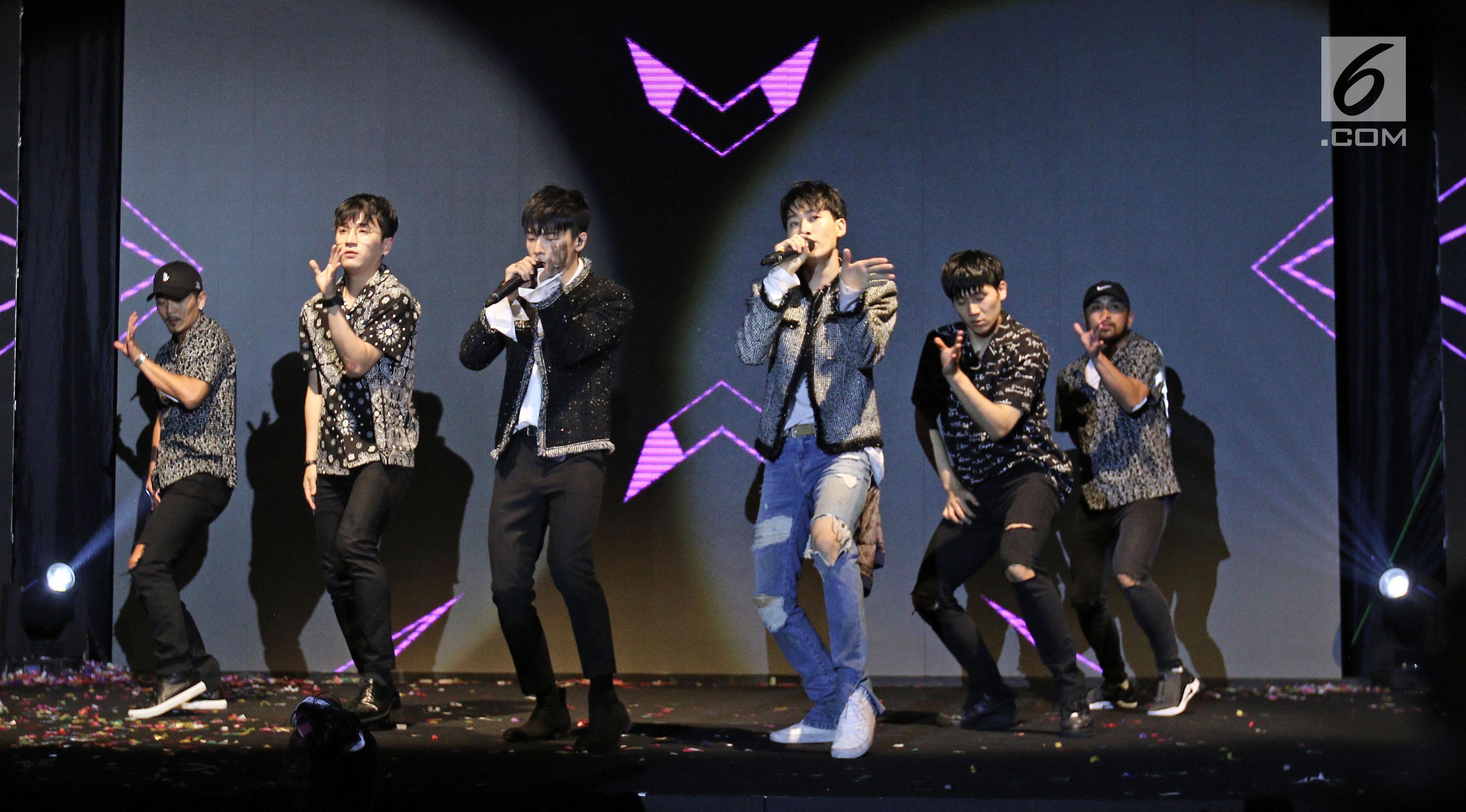 Aksi panggung boyband Super Junior Donghae dan Eunhyuk saat Konser di Korea Brand Entertainment & Expo (KBEE) 2017 di Gandaria, Jakarta, Senin (4/9). Boyband Super Junior D & E membawakan 4 lagu dalam membuka KBEE 2017. (Liputan6.com/Herman Zakharia)