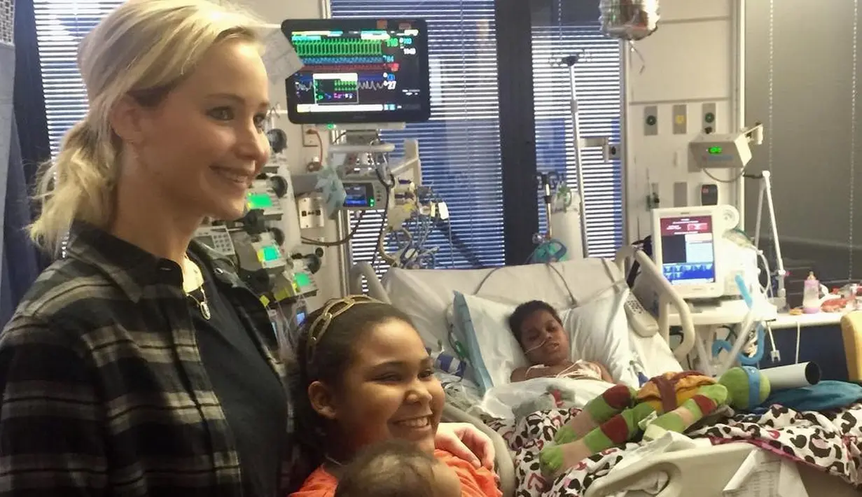 Bagai Santa Claus, Jennifer Lawrence mengunjungi rumah sakit anak di daerah rumahnya di Louisville, Kentucky pada malam Natal. (instagram/nortonchildrens)