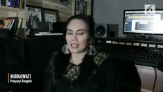 Pedangdut era 90-an, Mirnawati, kembali ujuk gigi di percaturan musik Indonesia. Kini ia mencoba mengambil hati masyarakat dengan single terbaru bertajuk 'Dosakah'.