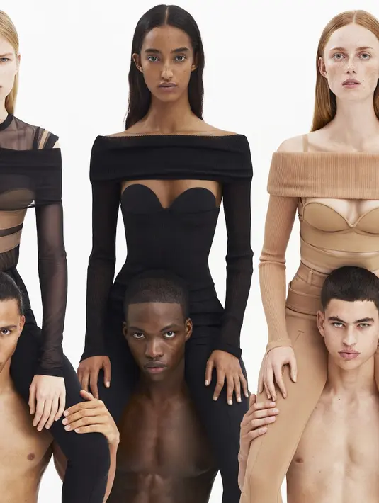 Tidak sebatas busana, Burberry turut menampilkan berbagai aksesori untuk Spring/Summer 2022 pada peragaan busananya. Mulai dari choker berlubang, cincin berlapis palladium hingga cincin kaki. (Dok/Burberry).