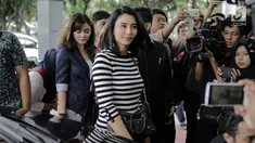 Artis peran Tyas Mirasih didampingi pengacaranya datangi Sentra Pelayanan Kepolisian Terpadu (SPKT) Polda Metro Jaya, Jakarta, Rabu (21/3). (Liputan6.com/Faizal Fanani)