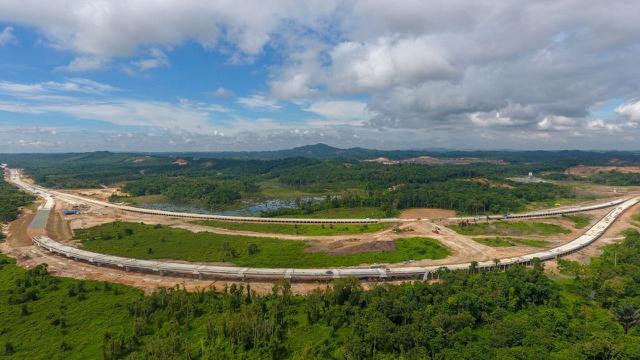 Proses pembangunan jalan tol Balikpapan-Samarinda. (Dok Jasa Marga)