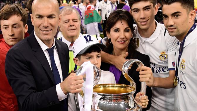 Pelatih Real Madrid, Zinedine Zidane bersama istrinya Veronique dan anak-anak mereka Enzo, Theo dan Elyaz memegang piala usai Real Madrid memenangkan pertandingan Liga Champions di Stadion Cardiff, Wales (3/6). (AFP Photo/Javier Soriano)