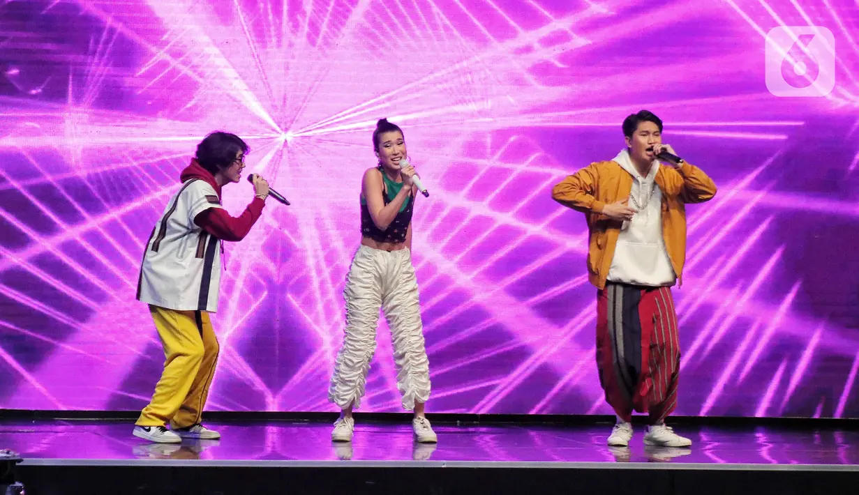 Boyband asal Indonesia, UN1TY berduet dengan Christie saat menghibur para penggemar mereka di Jakarta, Sabtu (17/12). UN1TY menggelar konser tunggal pertama kalinya yang bertajuk “UN1VERSARY: The Show”. (Liputan6.com/Angga Yuniar)