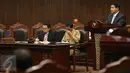 Ketua KPU Husni Kamil Manik menyampaikan keterangan pada sidang peninjauan kembali UU Nomor 1 Tahun 2015 tentang Pilkada di MK, Jakarta, Selasa (8/9). Sidang ini menyatukan tiga permohonan yang menguji peraturan yang sama. (Liputan6.com/Faizal Fanani)