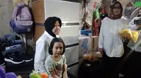 Mensos Tri Rismaharini di kediaman anak perempuan penjual keripik di Kota Sukabumi (Liputan6.com/Fira Syahrin).