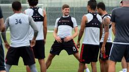 Mantan Kapten Liverpool dan Timnas Inggris, Steven Gerrard, mengikuti sesi latihan perdana LA Galaxy di Carson, California, AS. Rabu (8/7/2015) pagi WIB. (AFP PHOTO/Frederic J. Brown)