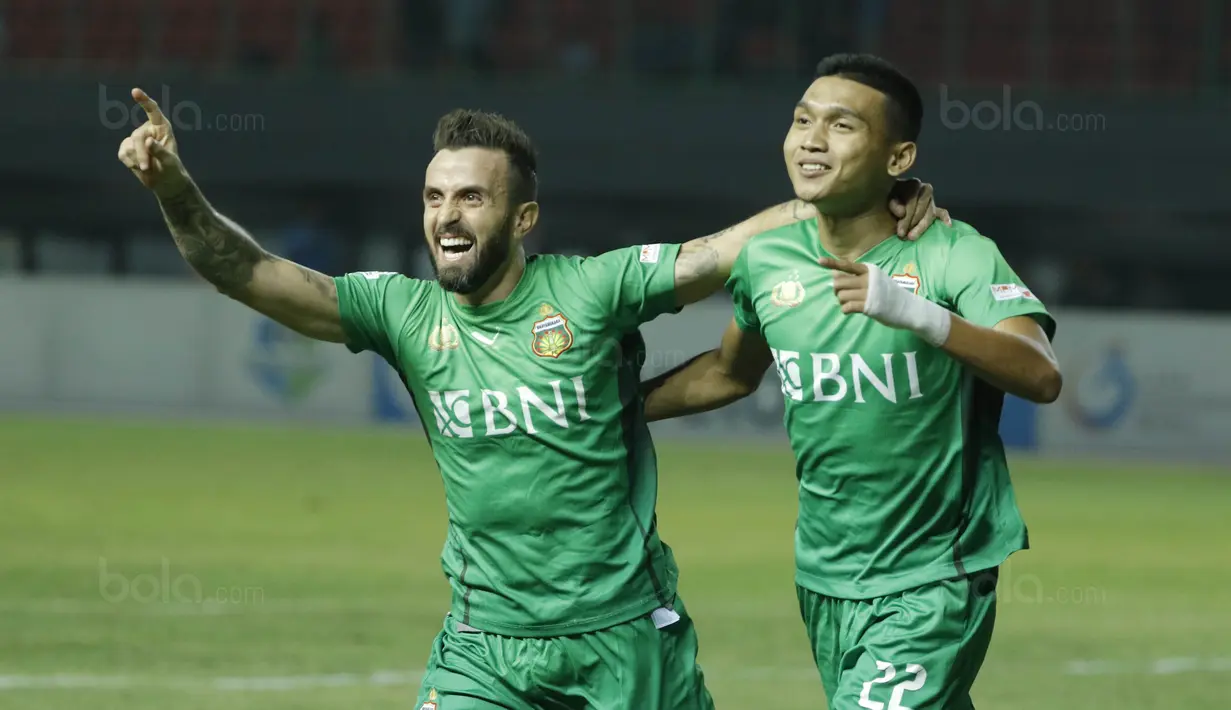 Gelandang Bhayangkara FC, Dendy Sulistyawan, melakukan selebrasi bersama Paulo Sergio usai mencetak gol ke gawang Arema FC pada laga Liga 1 di Stadion Patriot, Bekasi, Jumat  (4/8/2017). Skor sementara babak 1 imbang 1-1. (Bola.com/M Iqbal Ichsan)
