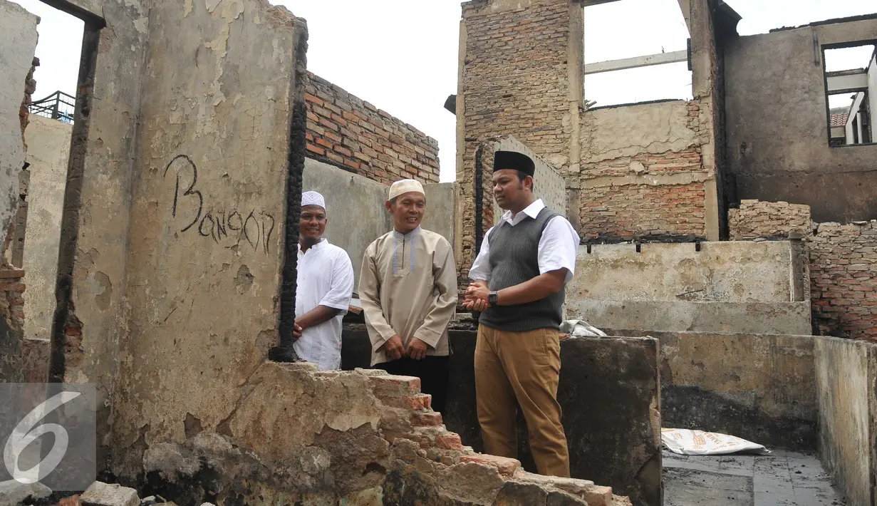 Bakal Calon Gubernur DKI Jakarta, Muhamad Idrus berkunjung ke lokasi kebakaran di Pasar Poncol Senen, Jakarta, Jumat (29/4). Idrus melihat kondisi rumah warga yang telah rusak parah. (Liputan6.com/Gempur M Surya)