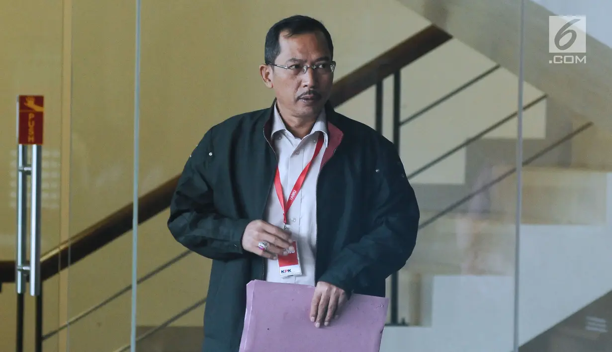 Wakil Wali Kota Banjarmasin, Hermansyah berjalan keluar Gedung KPK, Jakarta, Jumat (15/12). Hermansyah diperiksa sebagai saksi terkait persetujuan perda penambahan modal PDAM Bandarmasih Kota Banjarmasin 2017. (Liputan6.com/Helmi Fithriansyah)