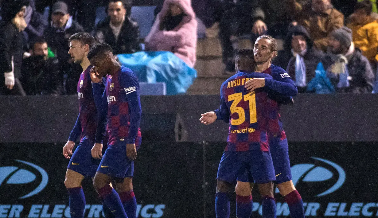 Penyerang Barcelona, Antoine Griezmann (kanan) merayakan gol yang dicetaknya ke gawang UD Ibiza pada pertandingan babak 32 besar Copa del Rey 2019-2020 di Estadi Municipal de Can Misses, Rabu (21/1/2020). Barcelona harus bersusah payah untuk mengalahkan Klub Segunda B UD Ibiza 2-1. (JAIME REINA/AFP)
