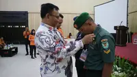 Penyematan tanda peserta rakor dan latihan pencarian dan pertolongan daerah yang digelar Basarnas Jawa Barat di Cirebon. Foto (Liputan6.com / Panji Prayitno)
