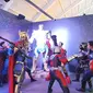 Para cosplayer yang berkostum superhero Marvel bergaya di depan patung Thanos di pameran Marvel, Kamis (2/6/2022). (Liputan6.com/Dinny Mutiah)