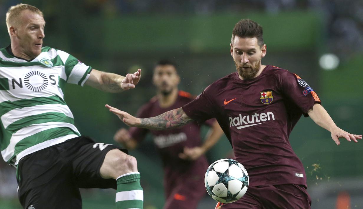 Bintang Barcelona, Lionel Messi, berebut bola dengan bek Sporting Lisbon, Jeremy Mathieu, pada laga Liga Champions di Stadion Alvalade, Lisbon, Rabu (27/9/2017). Sporting kalah 0-1 dari Barcelona. (AFP/Armando Franca)