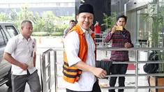 Tersangka Bupati Lampung Tengah nonaktif Mustafa tiba di Gedung KPK, Jakarta, Kamis (5/4). Mustafa diperiksa sebagai saksi untuk tersangka Wakil Ketua DPRD Lampung Tengah J. Natalis Sinaga. (Liputan6.com/Herman Zakharia)