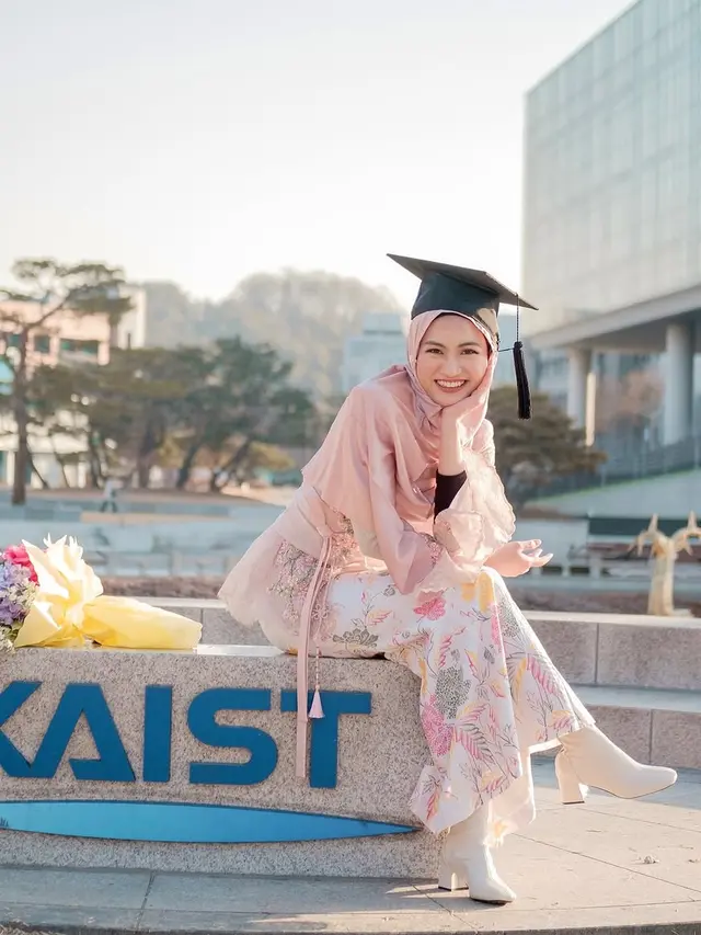 Potret Manis Xaviera Putri Wisuda dengan Kebaya Organza Pink Pastel, Konsisten Pakai Hijab Meleyot