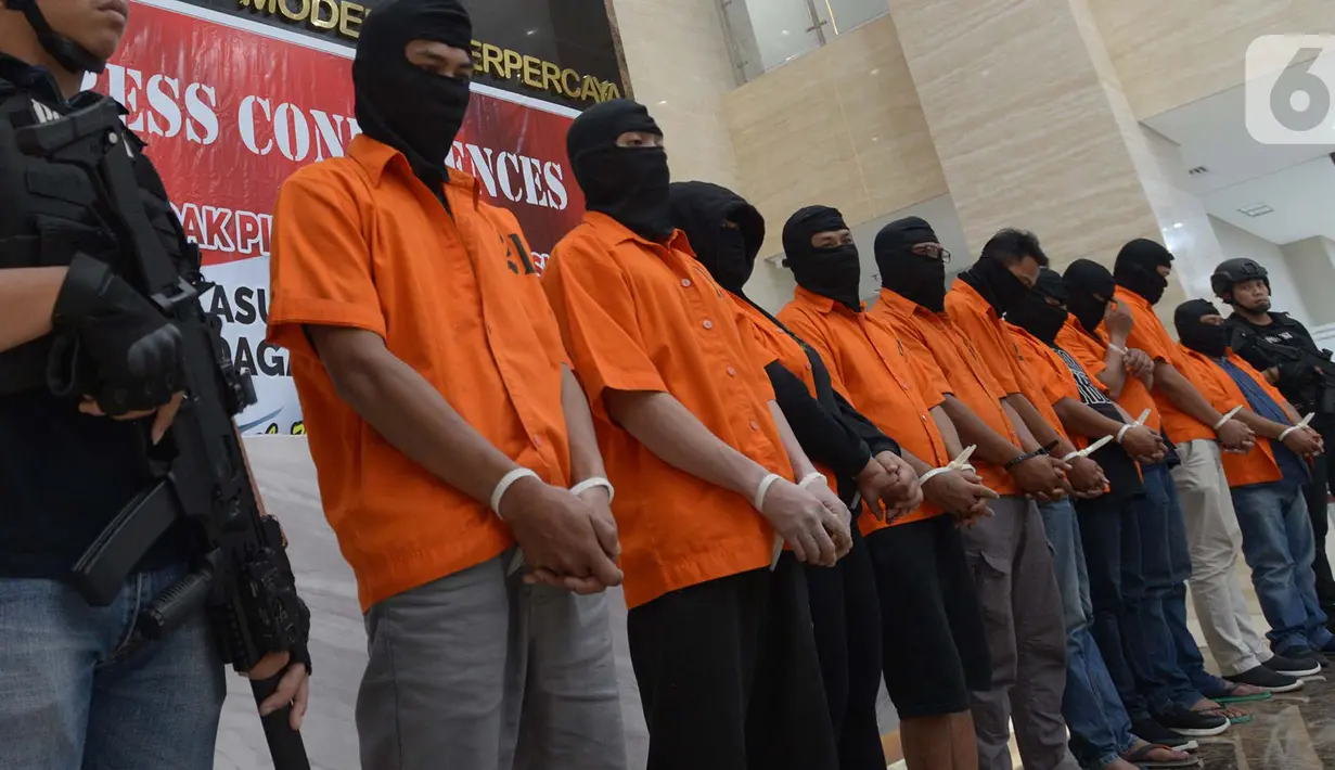 Para tersangka dihadirkan saat rilis kasus kejahatan Tindak Pidana Perdagangan Orang jaringan Timur Tengah Arab Saudi dan UEA di Bareskrim Polri, Jakarta, Selasa (29/10/2019). Polisi berhasil membokar kasus tersebut bersama barang bukti dan para tersangka. (merdeka.com/Imam BuhorI)