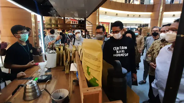 Menteri Pariwisata dan Ekonomi Kreatif Sandiaga Uno menghadiri Pameran Kopi Craft Indonesia