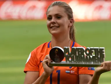 Gelandang Belanda Lieke Martens tersenyum saat menunjukkan trofi pemain terbaik usai final UEFA Women's Euro 2017 antara Belanda dan Denmark di Stadion Fc Twente di Enschede (7/8). Belanda menang dengan skor 4-2 atas Denmark. (AFP Photo/John Thys)