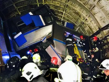 20 orang dinyatakan tewas setelah kereta bawah tanah tergelincir di sebuah terowongan antara Park Pobedy dan stasiun Slavyansky Bulvar, Moskow, (15/7/2014). (AFP PHOTO/Itar-Tass/Varya Valovil)