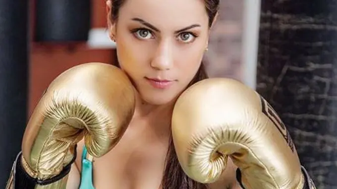 [Bintang] Intip Pesona Firuza Sharipova, Petinju Terseksi dari Kazakhastan