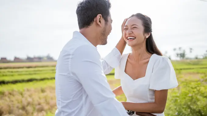 perempuan dan pasangan jan baju putih