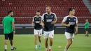 Pemain PSM Makassar, Wiljan Pluim (dua kanan) dan Kenzo Nambu (kanan), saat menjalani sesi latihan di Stadion Kapten I Wayan Dipta, Senin (5/6/2023). PSM Makassar akan menjalani leg 1 Kualifikasi Playoff Liga Champions Asia 2023/2024 melawan tuan rumah Bali United esok hari. (Bola.com/Alit Binawan)