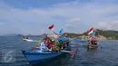 Wisatawan asik menikmati perahu hias saat festival gunung krakatau 2016 di Lampung, Sabtu (27/8). Festival ini merupakan agenda pariwisata tahunan Provinsi Lampung yang sudah berlangsung sejak 1991. (Liputan6.com/Angga Yuniar)