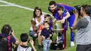 Bintang Barcelona, Lionel Messi bersama Antonella Roccuzzo dan anak-anaknya berpose saat merayakan gelar juara Copa Del Rey di Stadion Vicente Calderon, (27/5/2017). (AFP/Javier Soriano)
