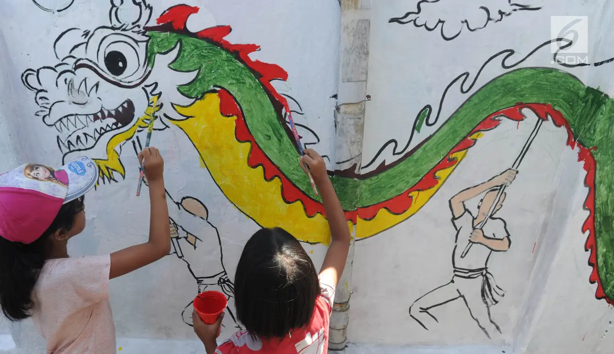 Sejumlah anak melukis mural pada dinding areal gang sempit saat kegiatan kick off Kampung Mural di Pulo Gelis, Bogor, Minggu (18/3). Kegiatan membuat mural dengan berbagai tema ini diikuti sejumlah komunitas dan warga setempat. (Merdeka.com/Arie Basuki)