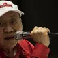 Atlet bridge Indonesia, Bambang Hartono, memberikan keterangan pers di JiExpo Kemayoran, Jakarta, Rabu (22/8/2018). Orang terkaya Indonesia itu optimis mampu sumbang medali emas Asian Games. (Bola.com/Vitalis Yogi Trisna)