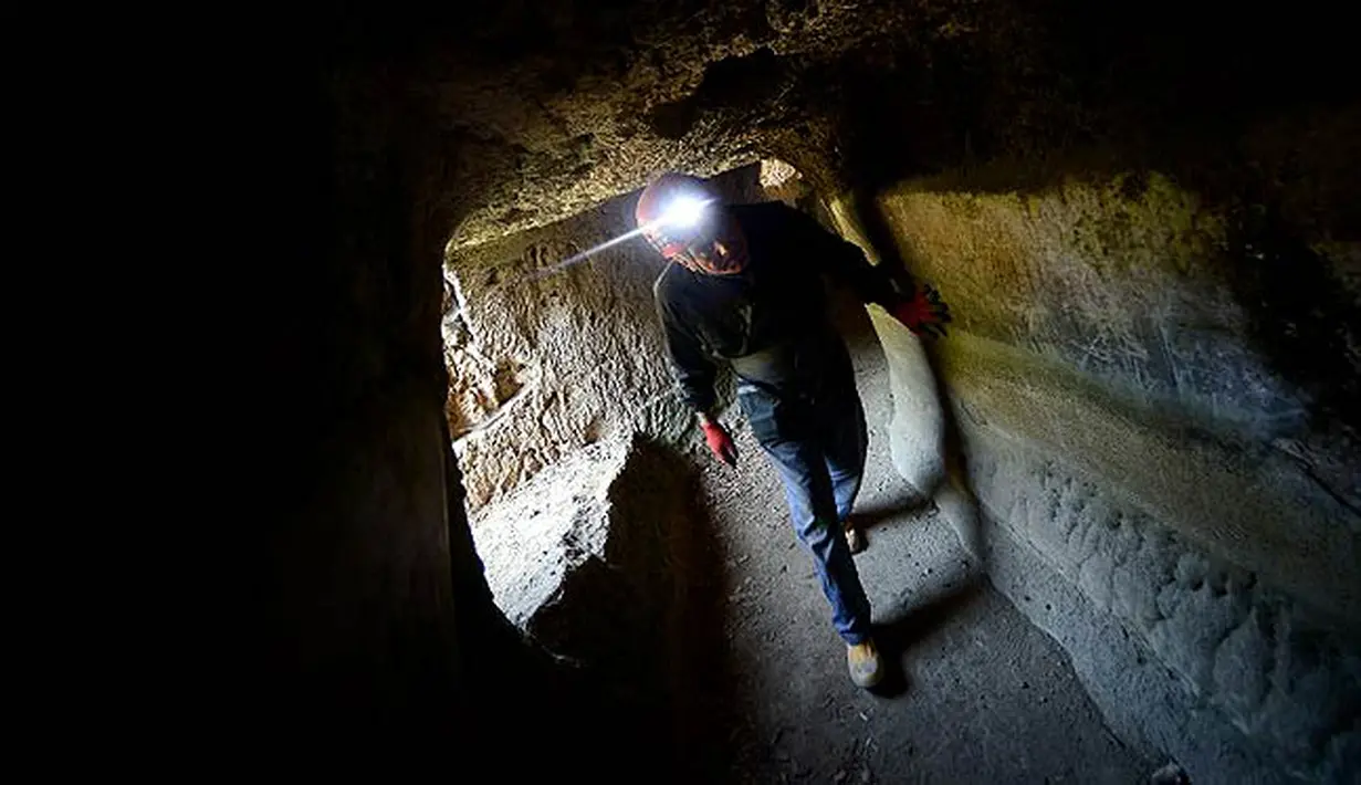 Setelah menelusuri jejak air yang turun, akhirnya ditemukan kanal air terakhir, dimana air tersebut bisa diminum dan bersih. Ini terletak di Bukit Janicullum, Roma. (AFP/Filippo Monteforte/wwn)