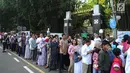 Warga antre masuk ke dalam Istana Bogor saat kegiatan open house Presiden Joko Widodo di Jalan Ir.H.Djuanda, Bogor (15/6). Ribuan warga antre untuk bersalaman mengucapkan selamat Idul Fitri  1439 H. (Merdeka.com/Arie Basuki)