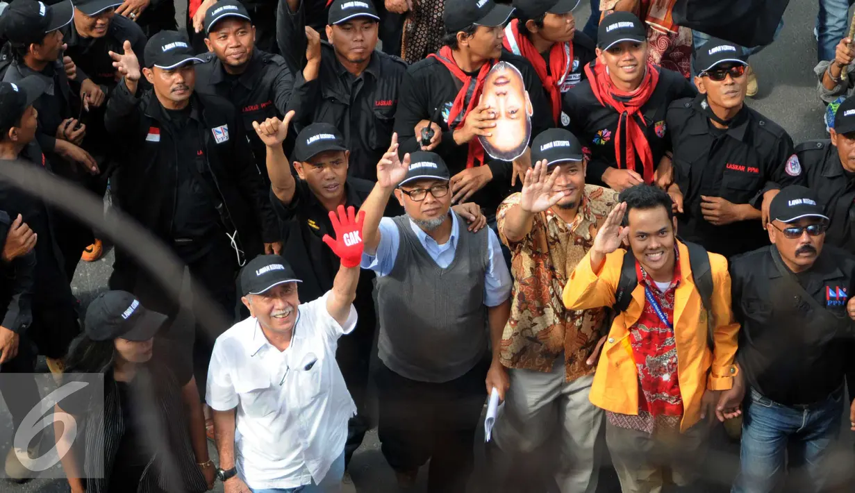 Mantan Wakil Ketua KPK Bambang Widjojanto menyapa wartawan usai dari dalam gedung KPK, Jakarta, (18/12). BW telah habis masa jabatannya seiring dipilihnya pimpinan baru KPK periode 2015-2019. (Liputan6.com/Helmi Afandi)
