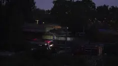 Layanan darurat bekerja di lokasi kecelakaan kereta api di Sant Boi dekat Barcelona, Spanyol, Senin, 16 Mei 2022. Sebuah kereta barang menabrak kereta penumpang pada jam sibuk di Catalonia, menewaskan seorang insinyur dan melukai 85 orang saat itu. (AP Photo/Joan Mateu Para)