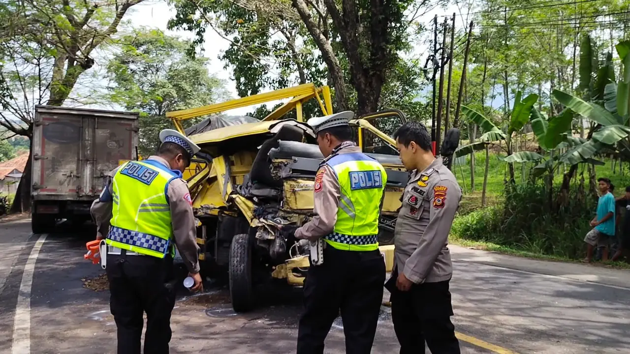 Para petugas Satlantas Polres Garut tengah melakukan oleh TKP kejadian di lokasi Kejadian tabrakan 'adu banteng' di Jalan Raya Limbangan, Kampung Banen, Desa Limbangan Timur, Kecamatan Limbangan, Kab. Garut. (Liputan6.com/Jayadi Supriadin)