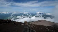 Pendaki akan disuguhkan pemandangan bak negeri di atas awan saat berada di puncak Gunung Kerinci. Foto diambil pada 15 Mei 2015. (Liputan6.com/Helmi Fithriansyah)